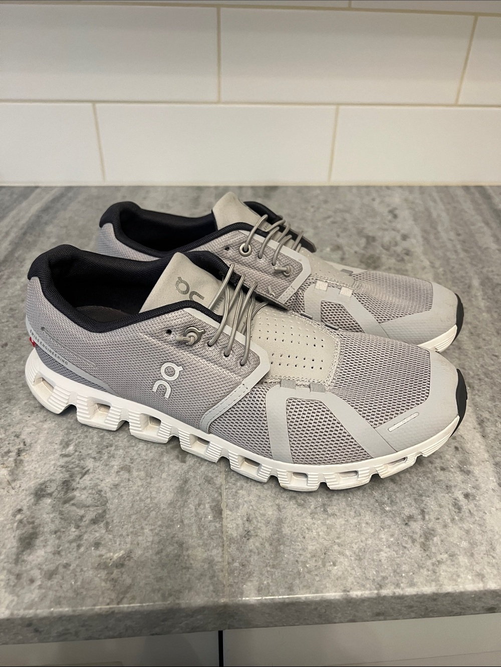 On cloud 6 Running Men's Athletic Shoes size 8.5 glacier/white